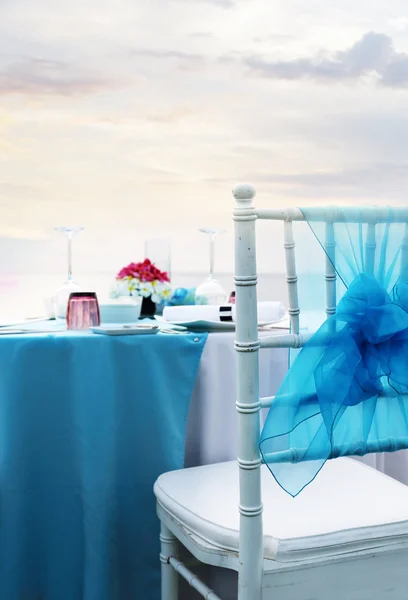 Украшенный свадебный стол на ресепшене — стоковое фото