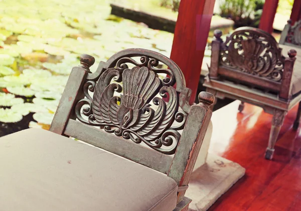 Красивая старая скамейка — стоковое фото