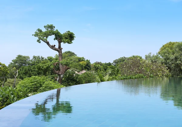 Piscina infinita — Foto de Stock