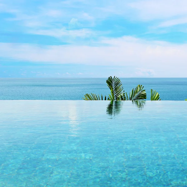 Zwembad met uitzicht op zee — Stockfoto