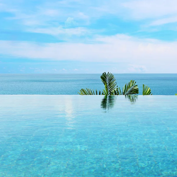 Piscina con vistas al mar — Foto de Stock