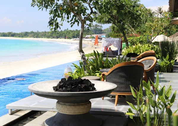 Bord i restaurangen på havet bakgrund — Stockfoto