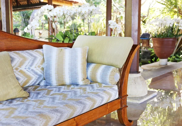 Dřevěný gauč s polštáři — Stock fotografie