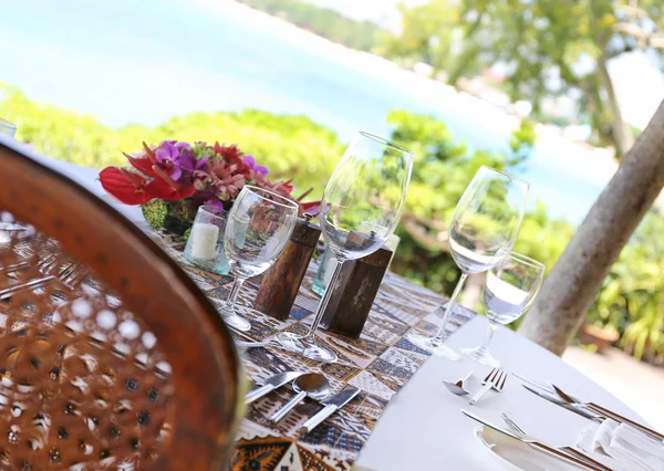 Tavolo nel ristorante sullo sfondo del mare — Foto Stock