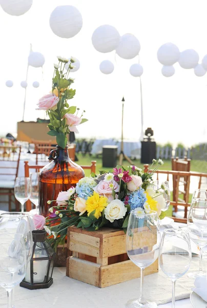 フロント ビーチ リゾートでの結婚式のテーブルの装飾 — ストック写真