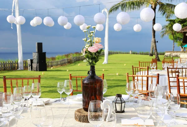 Dekorerade Bröllops bord på mottagning beach resort — Stockfoto