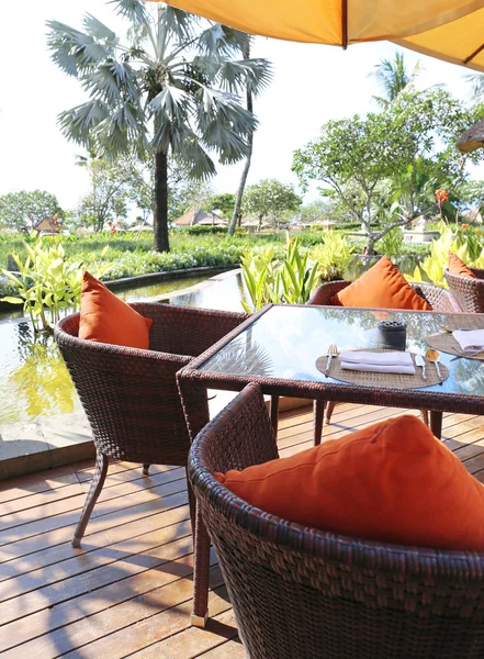 Leerstoel aan zomer terras restaurant — Stockfoto