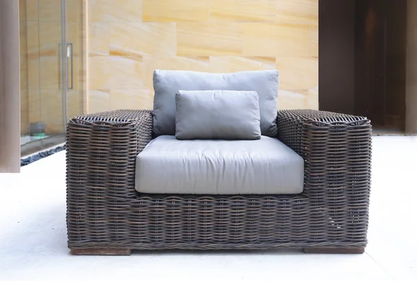 Современный дизайн кресла из ротанга — стоковое фото