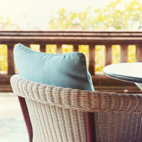 Leerstoel aan zomer terras restaurant — Stockfoto