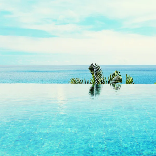 Piscina infinita com vista para o mar — Fotografia de Stock