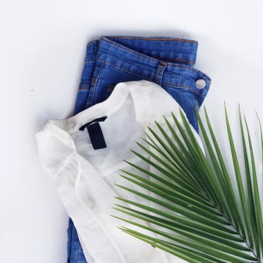 moda blogger kavramı. Beyaz arka plan üzerinde kadınsı aksesuarları en az sayıda.