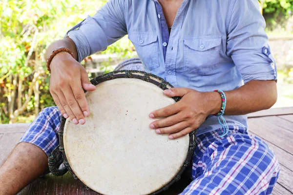 Man spelar på djembe — Stockfoto