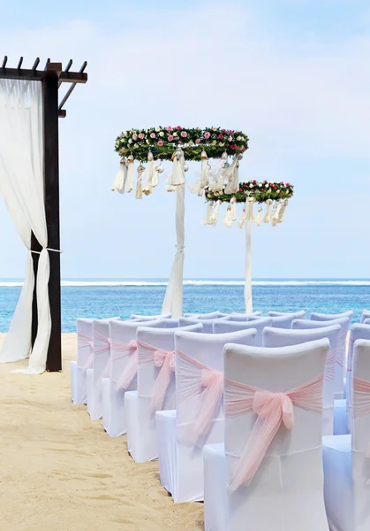 Esküvő szertartás a strandon — Stock Fotó