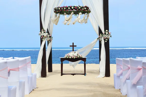 Свадебная церемония на пляже — стоковое фото