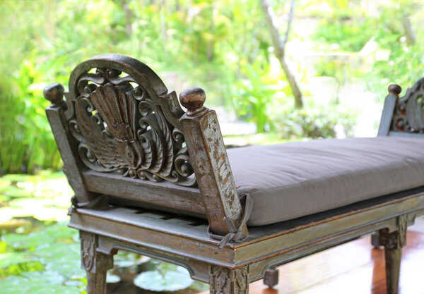 красивая винтажная скамейка
