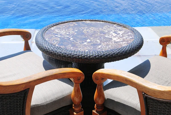 Tavolo nel ristorante sullo sfondo del mare — Foto Stock