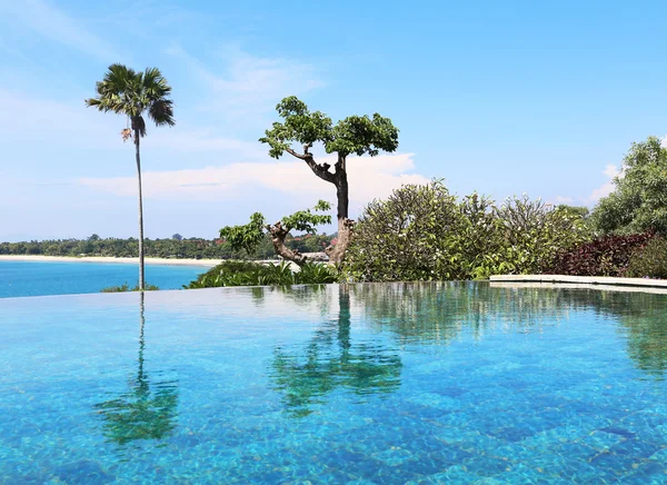 Piscina infiniti en isla tropical — Foto de Stock