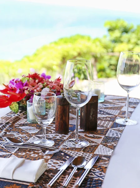 Bord i restaurangen på havet bakgrund — Stockfoto