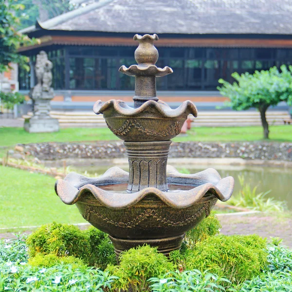 Fuente en un jardín asiático — Foto de Stock