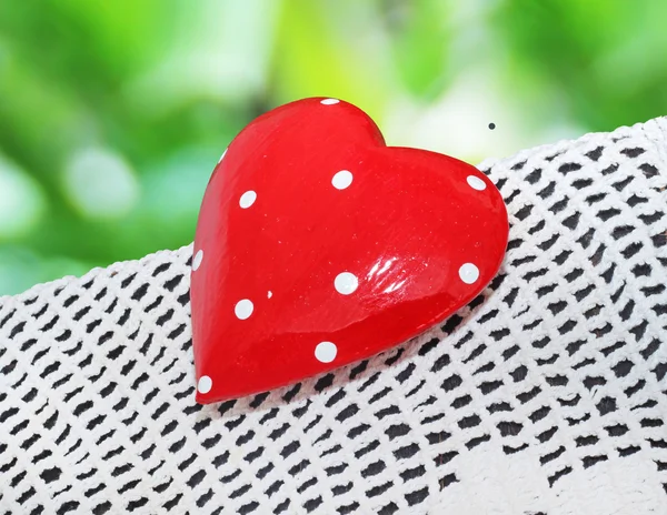 Coração vermelho bonito em uma toalha de mesa de renda — Fotografia de Stock