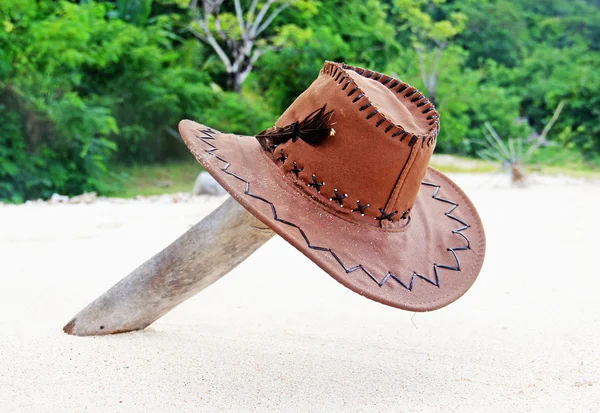 Hat on a desert island — Stock Photo, Image