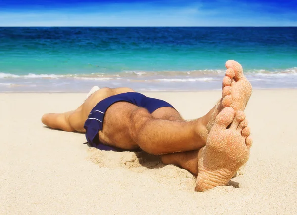 Mann rastet am Strand aus — Stockfoto