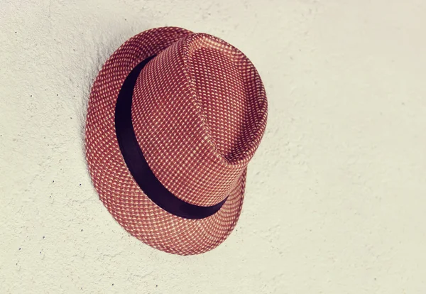 Sombrero colgando de una vieja pared efecto retro vintage — Foto de Stock