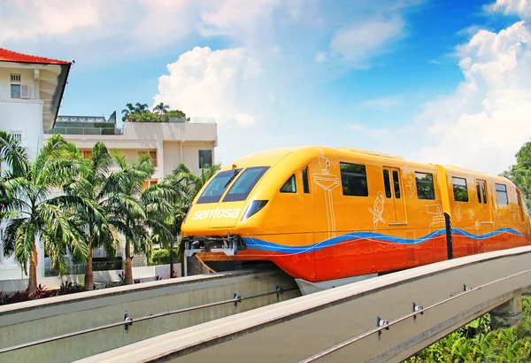 3 maja 2014 r. wyspa Sentosa, Singapur. pociąg jednotorowy w jasnym kolorze żółtym. — Zdjęcie stockowe