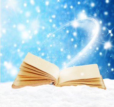 Karda eski açık kitap