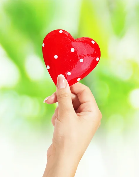 Ženské ruce červené srdce — Stock fotografie
