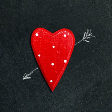 Kara tahta üzerinde kırık kalp