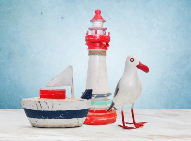 Masanın üzerinde komik oyuncaklar