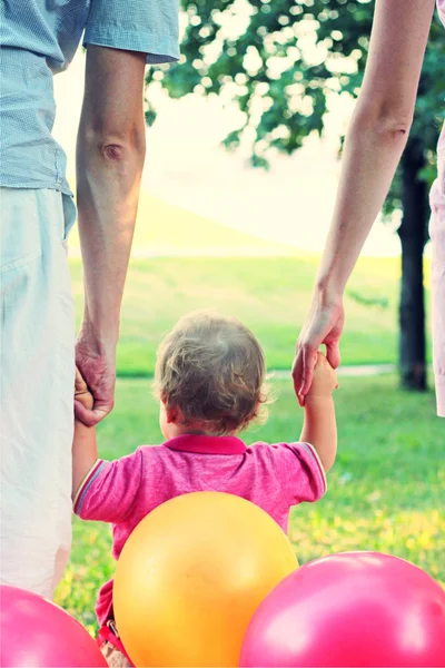 Família feliz andando no parque — Fotografia de Stock