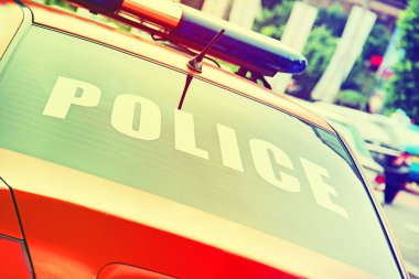 tatlı turuncu polis arabasının işareti polis ile.