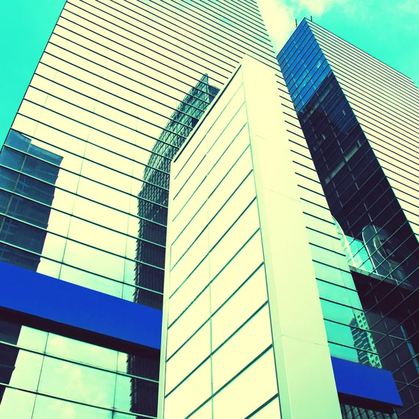 Edificio moderno sobre un cielo de fondo — Foto de Stock