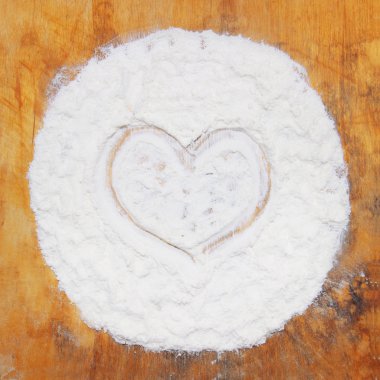Masanın üzerine un kalp