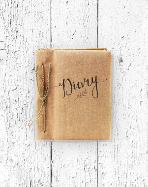 Eski kitap üzerinde ahşap doku izole