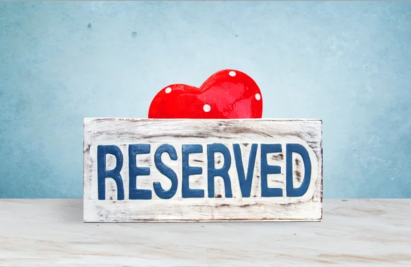 Reserveschild und Herz — Stockfoto