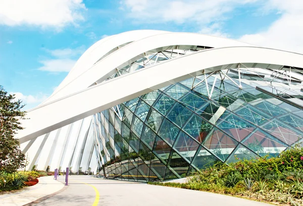 Edificio en el parque Jardines junto a la Bahía, Singapur . — Foto de Stock