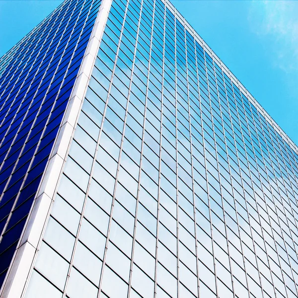 Edificio moderno sobre un cielo de fondo —  Fotos de Stock