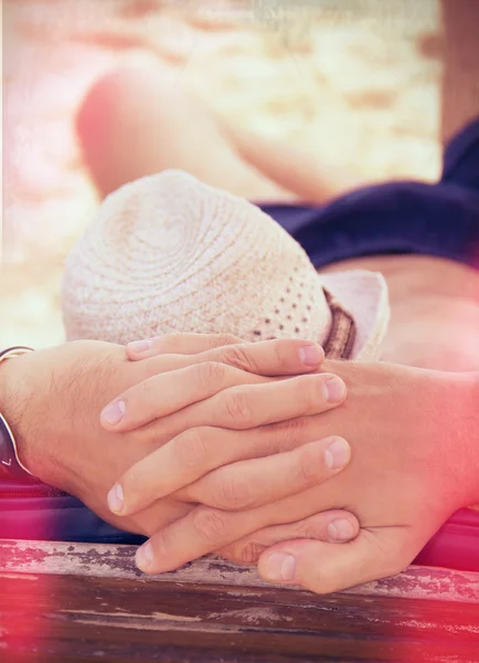 Glücklicher Mann am Strand — Stockfoto