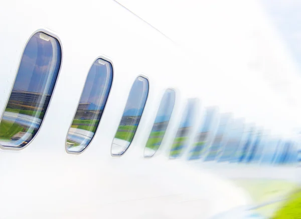 Fenster Flugzeug auf blauem Himmel Hintergrund — Stockfoto