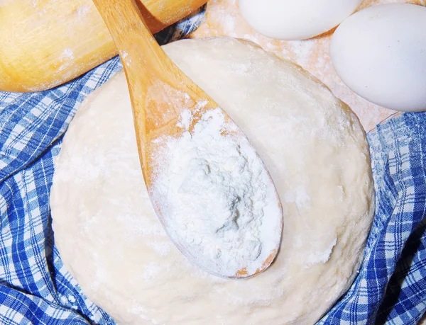 Preparación de pan con ingredientes y accesorios — Foto de Stock