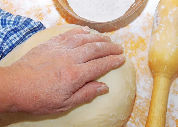 Женские руки месят тесто — стоковое фото