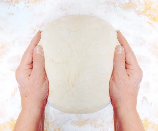 Women's hands knead the dough — Stock Photo, Image