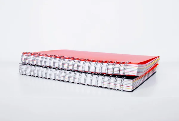 Cadernos espirais na mesa de escritório branca — Fotografia de Stock