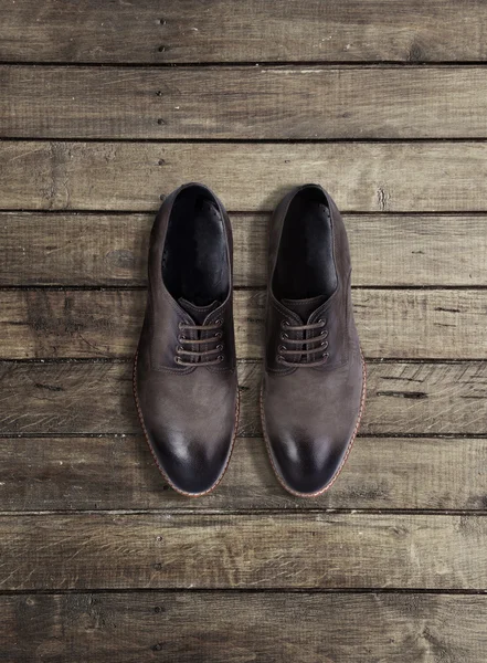 Brązowy buty męskie na tle drewniane — Zdjęcie stockowe
