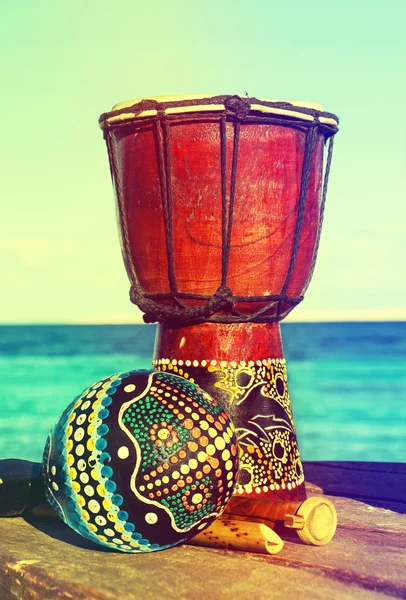 Maracas en etnische drum — Stockfoto