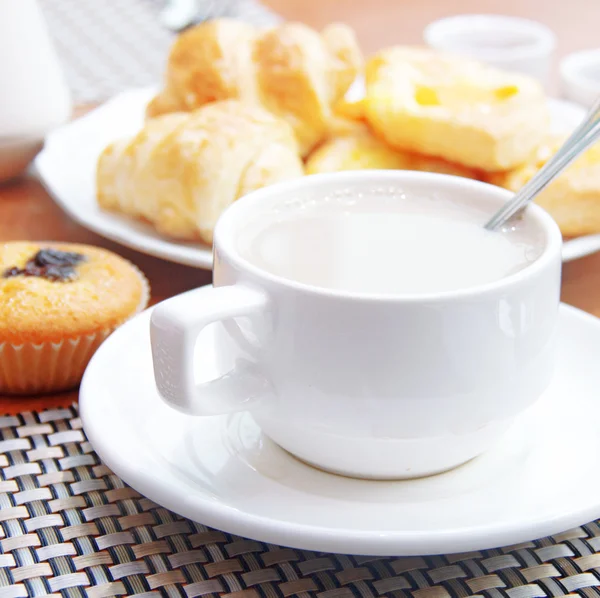 Tasse Tee und Kuchen auf dem Tisch — Stockfoto