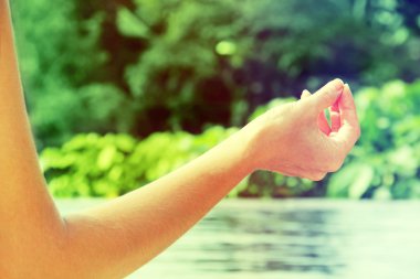 Kadın havuzda meditasyon